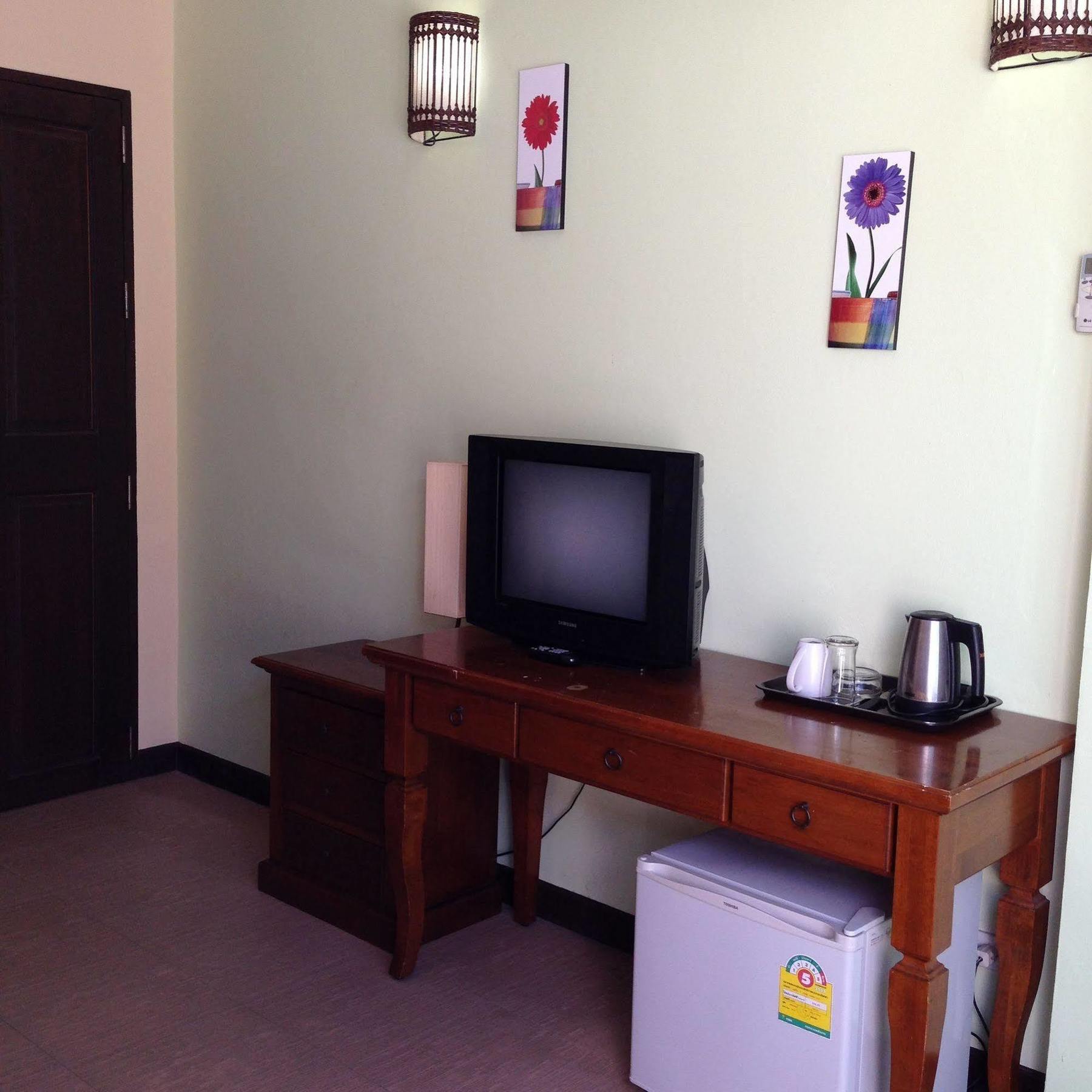 Tropicoza Hostel Patong Luaran gambar
