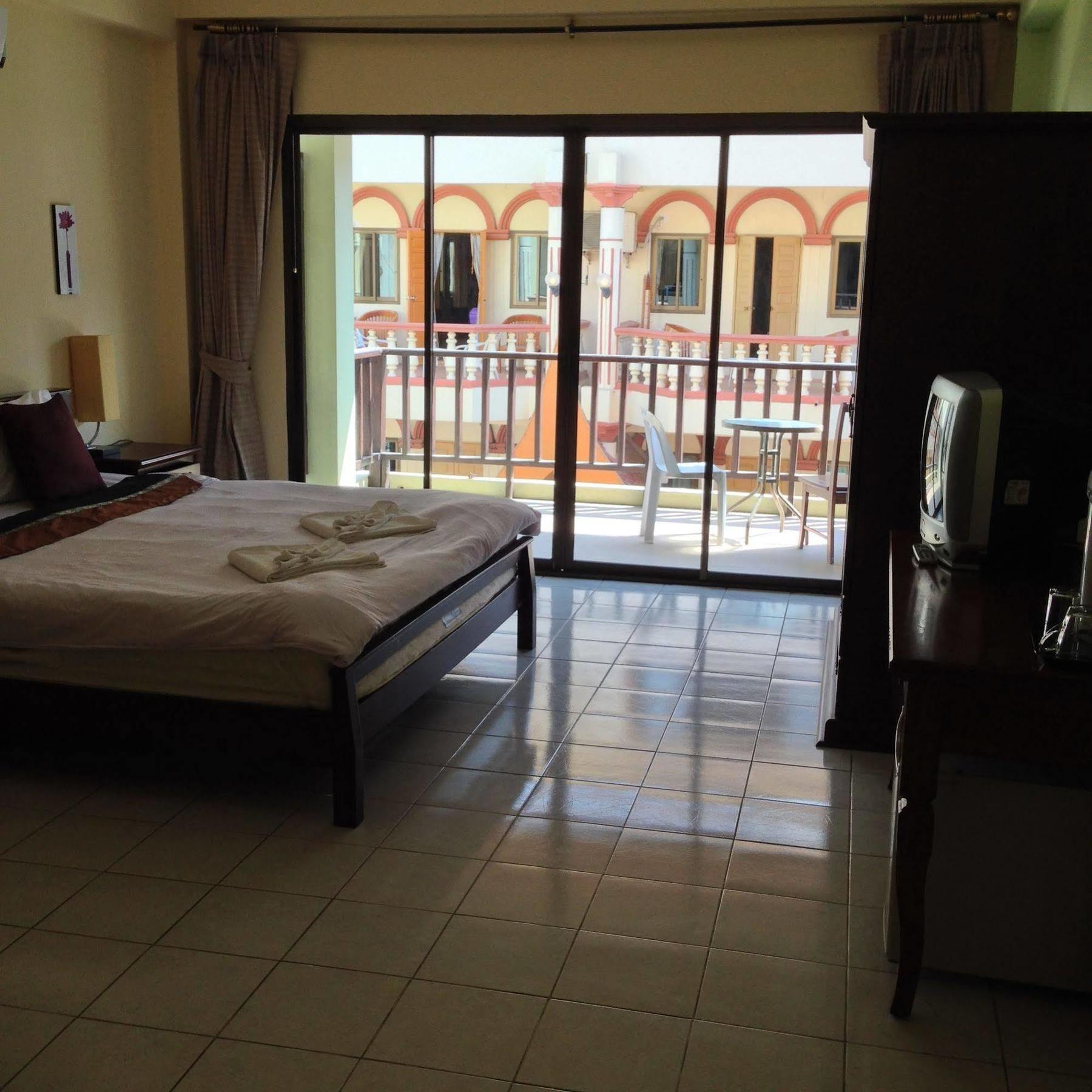 Tropicoza Hostel Patong Luaran gambar
